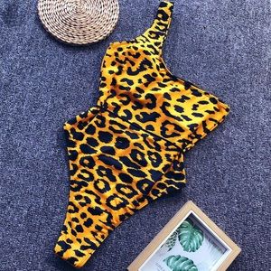 Beautiful leopard yellow monokini!